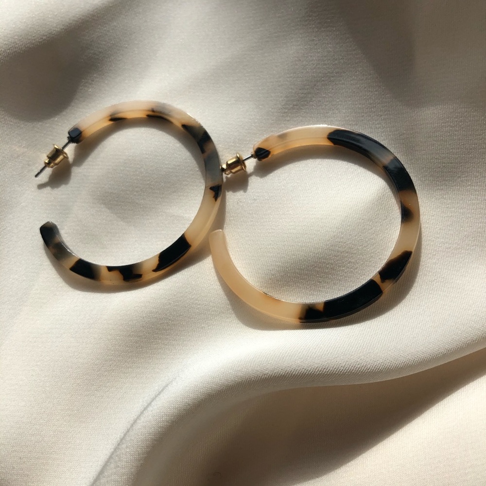 Leopard Pattern Hoop Earrings - Picture 5 of 7